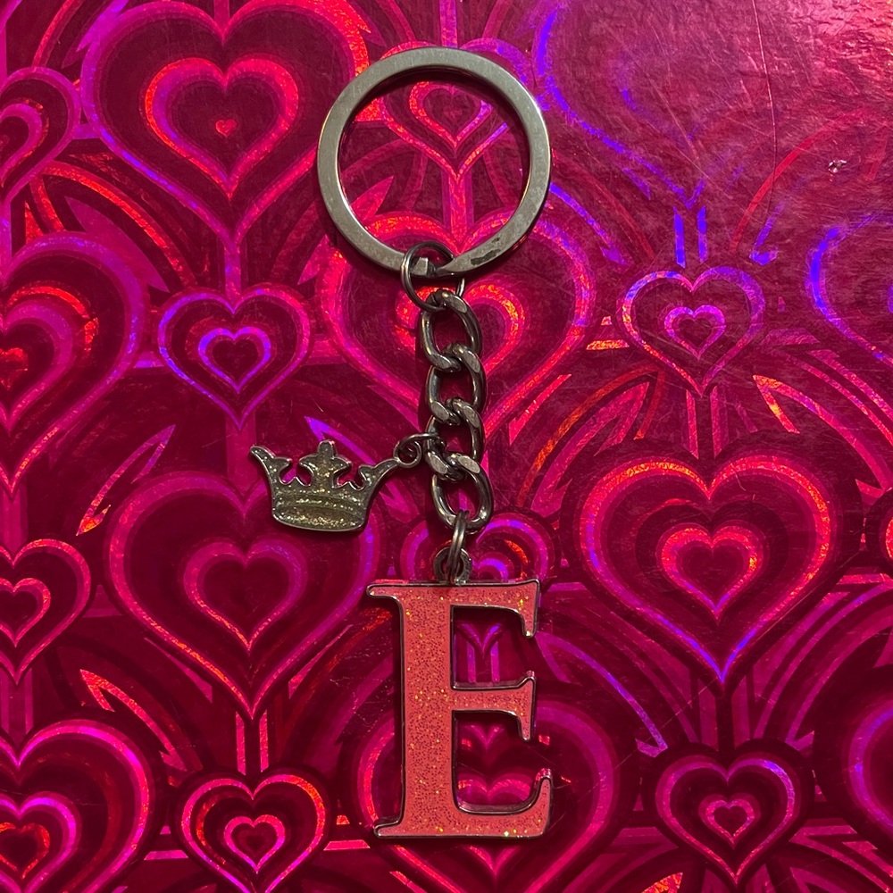 “E” initial keychain 👑 - Picture 6 of 6